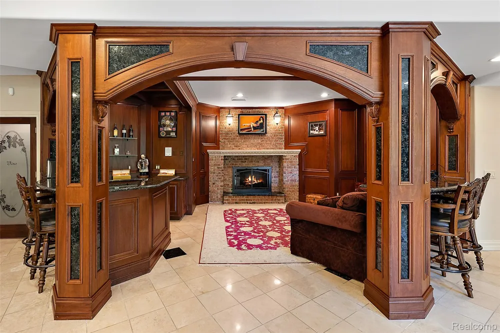255 CAMELOT WAY Oakland Charter Township, MI 48306