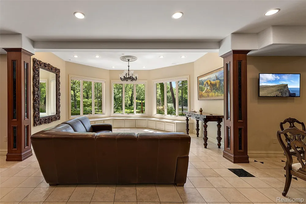 255 CAMELOT WAY Oakland Charter Township, MI 48306