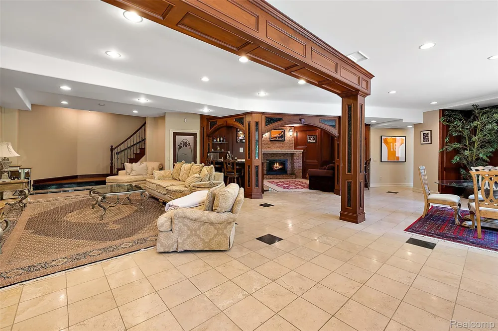 255 CAMELOT WAY Oakland Charter Township, MI 48306