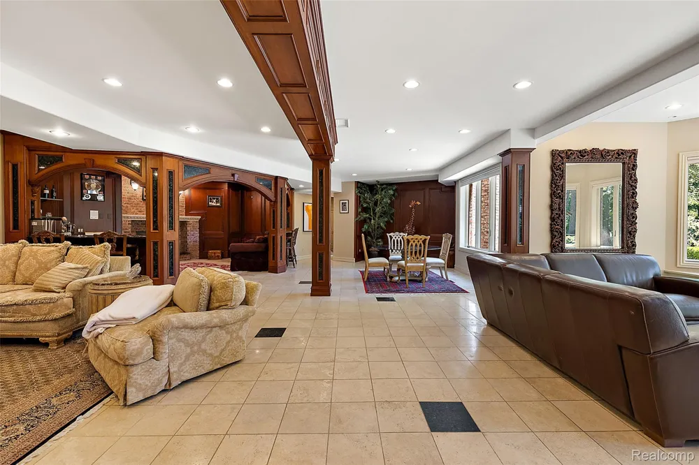 255 CAMELOT WAY Oakland Charter Township, MI 48306
