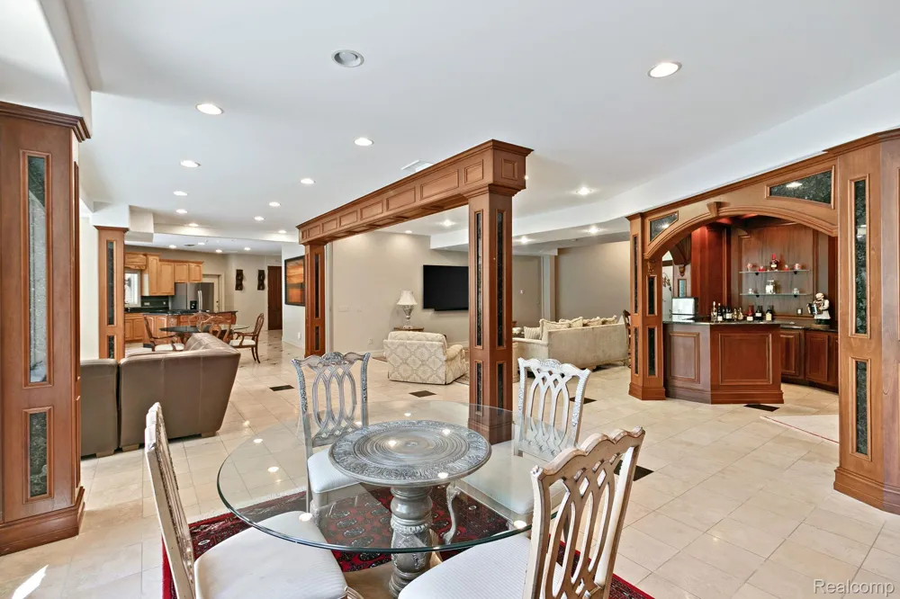 255 CAMELOT WAY Oakland Charter Township, MI 48306