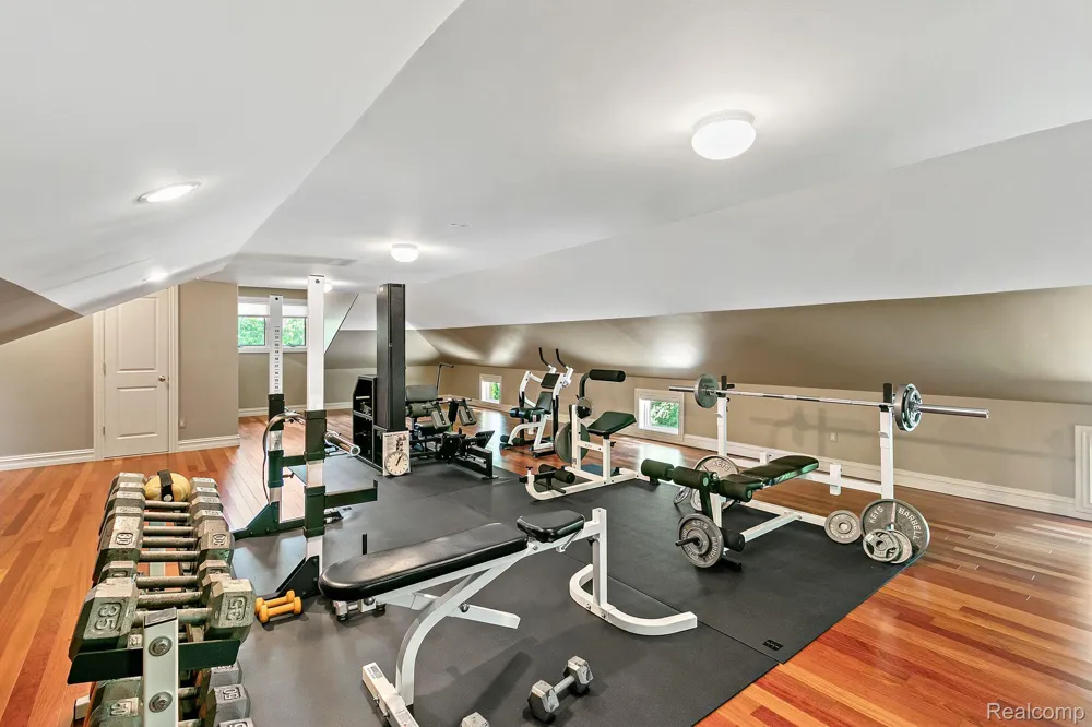 255 CAMELOT WAY Oakland Charter Township, MI 48306