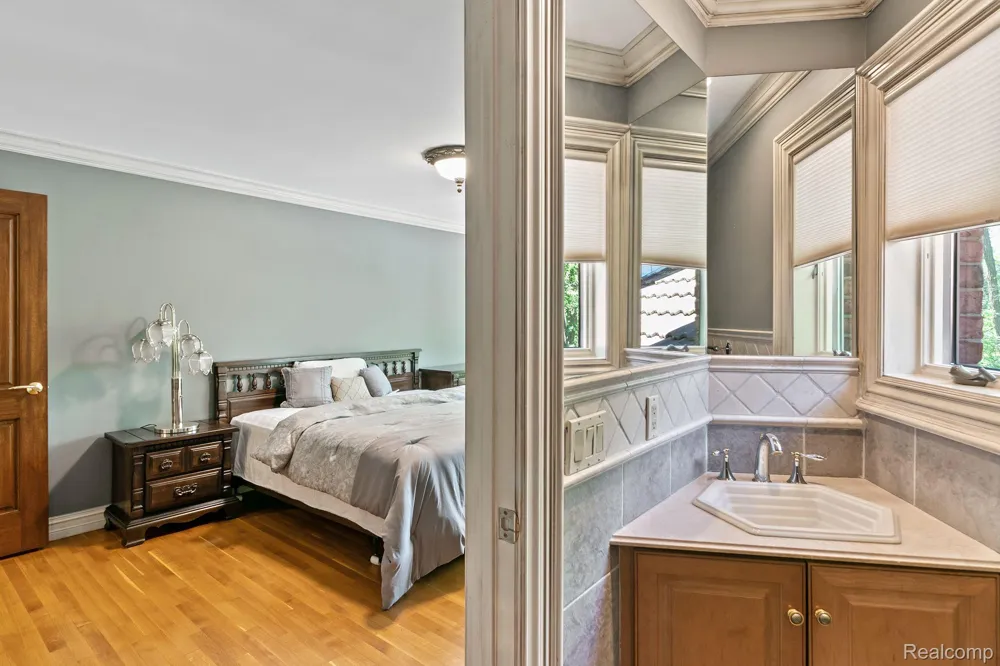 255 CAMELOT WAY Oakland Charter Township, MI 48306