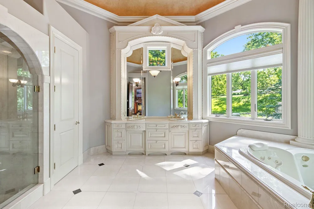 255 CAMELOT WAY Oakland Charter Township, MI 48306