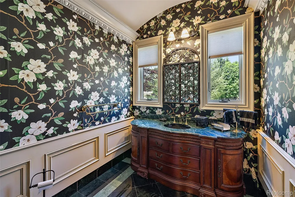 255 CAMELOT WAY Oakland Charter Township, MI 48306