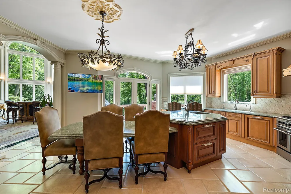 255 CAMELOT WAY Oakland Charter Township, MI 48306