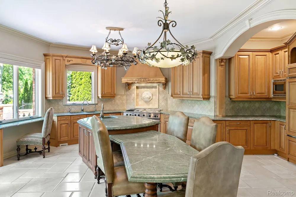 255 CAMELOT WAY Oakland Charter Township, MI 48306