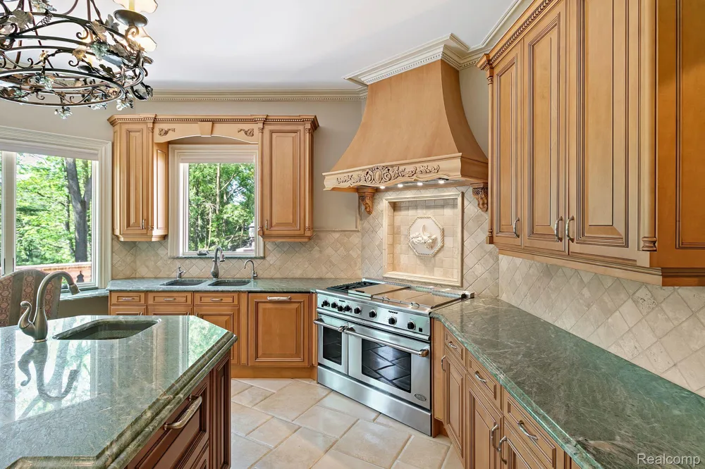 255 CAMELOT WAY Oakland Charter Township, MI 48306