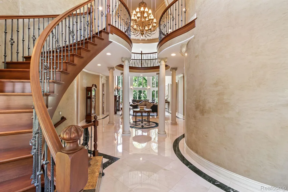 255 CAMELOT WAY Oakland Charter Township, MI 48306