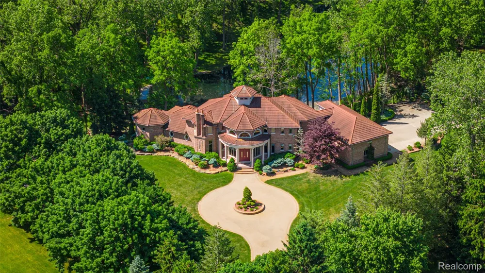 255 CAMELOT WAY Oakland Charter Township, MI 48306