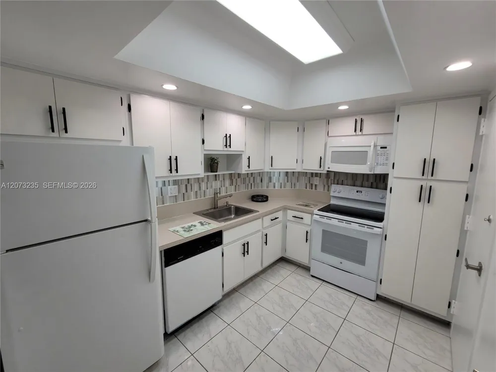 300 Bayview Dr #603 Sunny Isles Beach, FL 33160