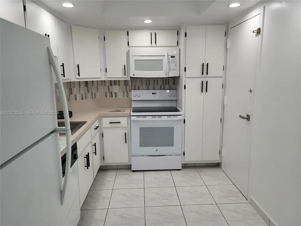300 Bayview Dr #603 Sunny Isles Beach, FL 33160