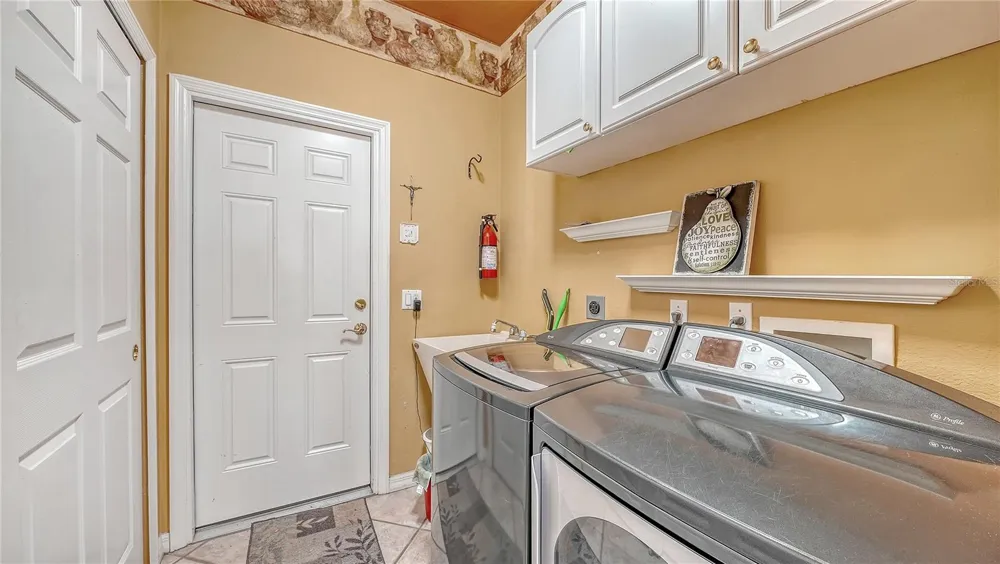 6521 SUNDEW COURT Bradenton, FL 34202