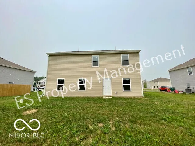 2913 W Kings Canyon Drive Muncie, IN 47303