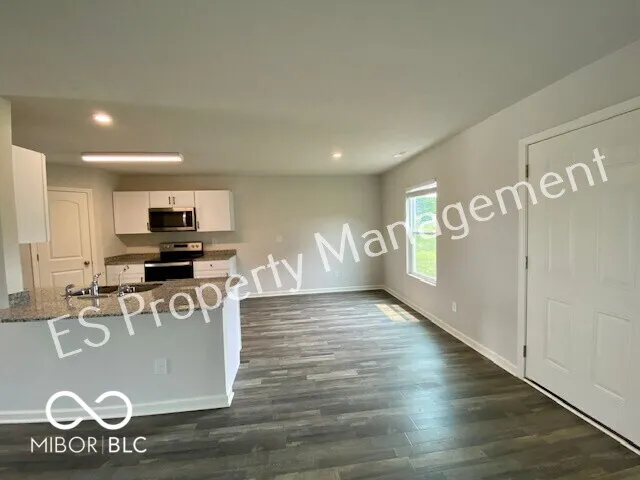 2913 W Kings Canyon Drive Muncie, IN 47303