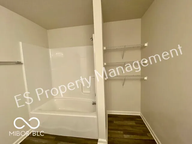 2913 W Kings Canyon Drive Muncie, IN 47303