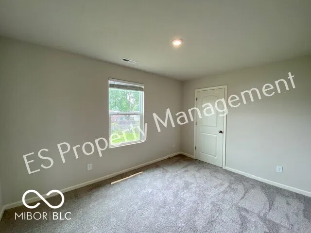 2913 W Kings Canyon Drive Muncie, IN 47303