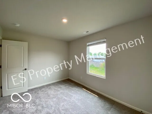 2913 W Kings Canyon Drive Muncie, IN 47303