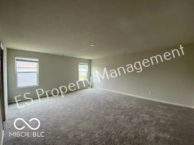 2913 W Kings Canyon Drive Muncie, IN 47303