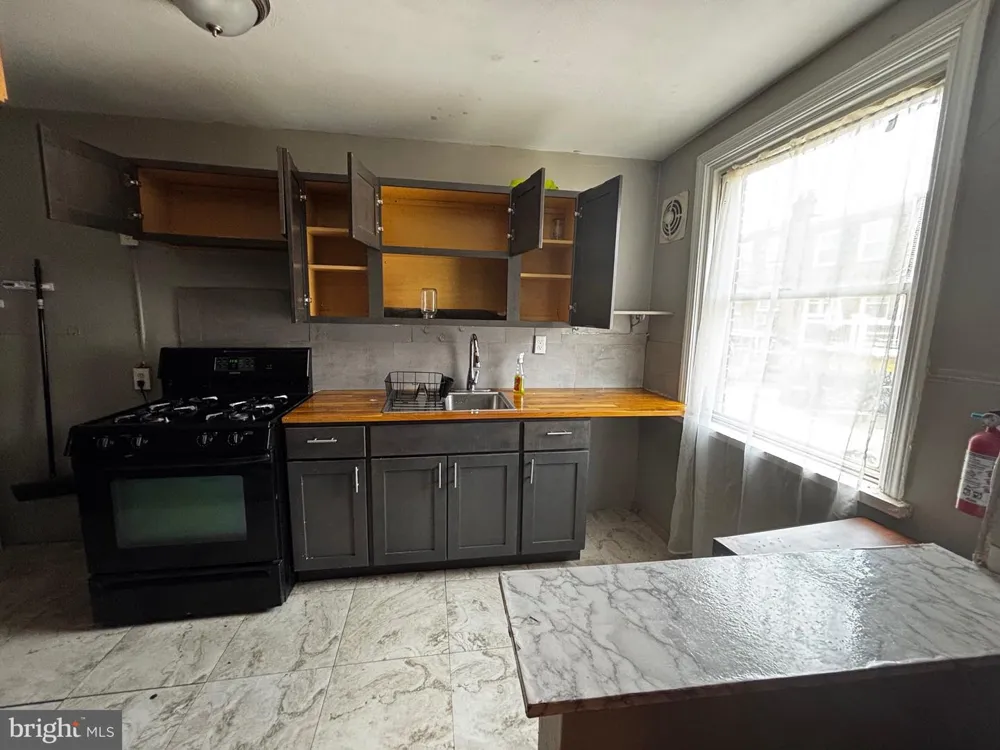 5942 B STREET Philadelphia, PA 19120