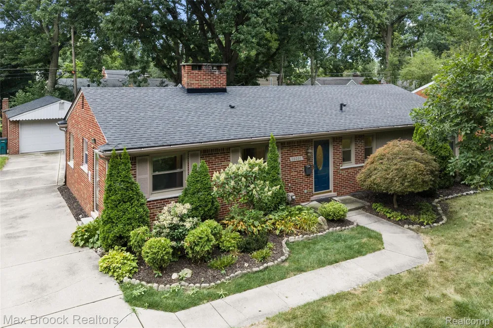 16031 Buckingham Avenue Beverly Hills Village, MI 48025