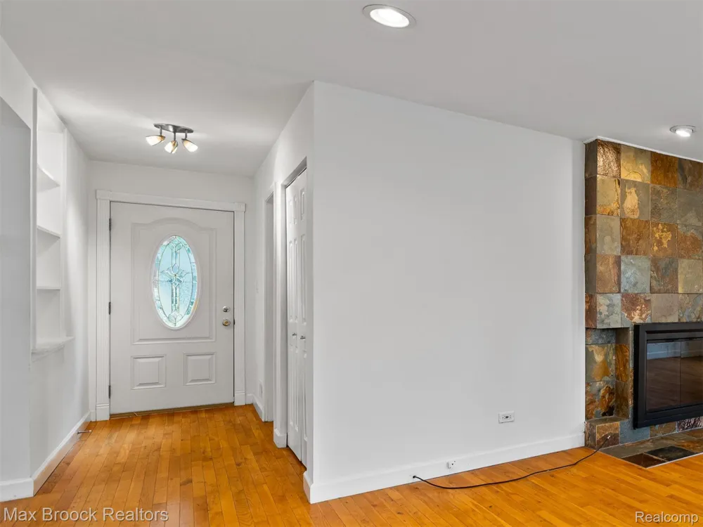 16031 Buckingham Avenue Beverly Hills Village, MI 48025