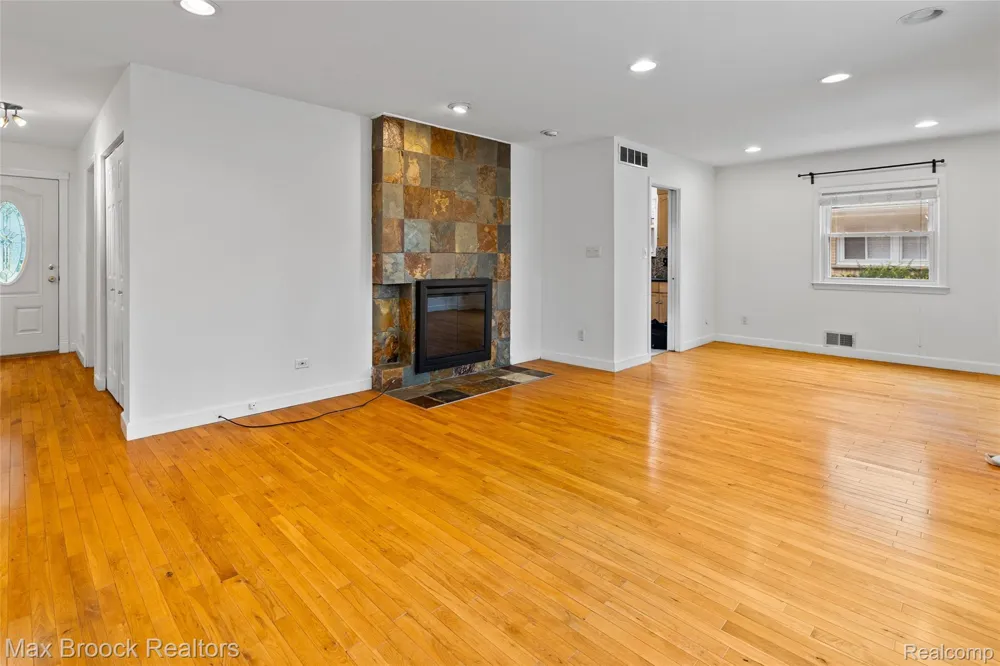 16031 Buckingham Avenue Beverly Hills Village, MI 48025