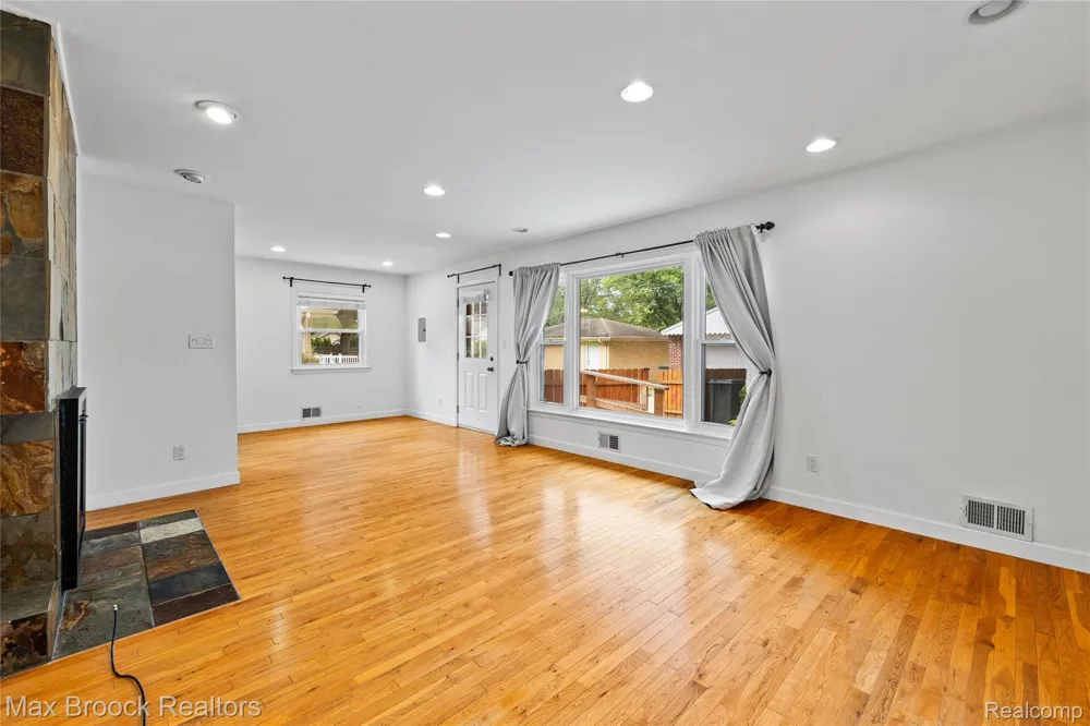 16031 Buckingham Avenue Beverly Hills Village, MI 48025