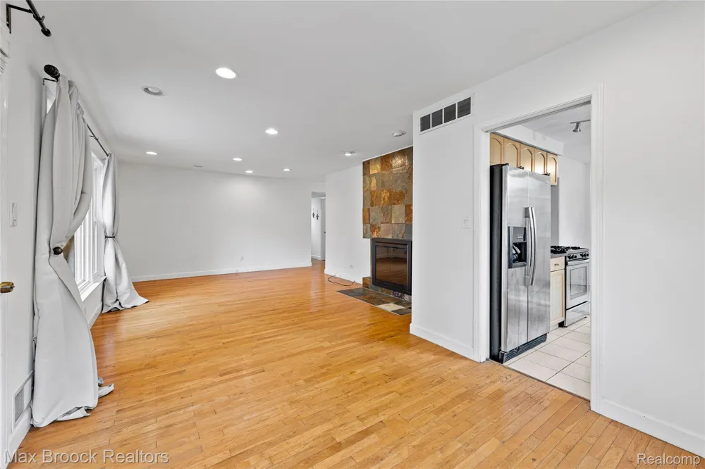 16031 Buckingham Avenue Beverly Hills Village, MI 48025