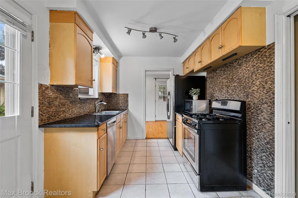 16031 Buckingham Avenue Beverly Hills Village, MI 48025
