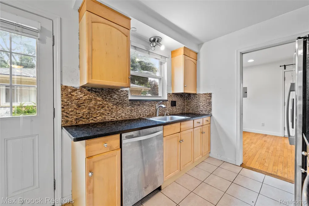 16031 Buckingham Avenue Beverly Hills Village, MI 48025