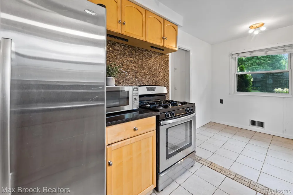16031 Buckingham Avenue Beverly Hills Village, MI 48025