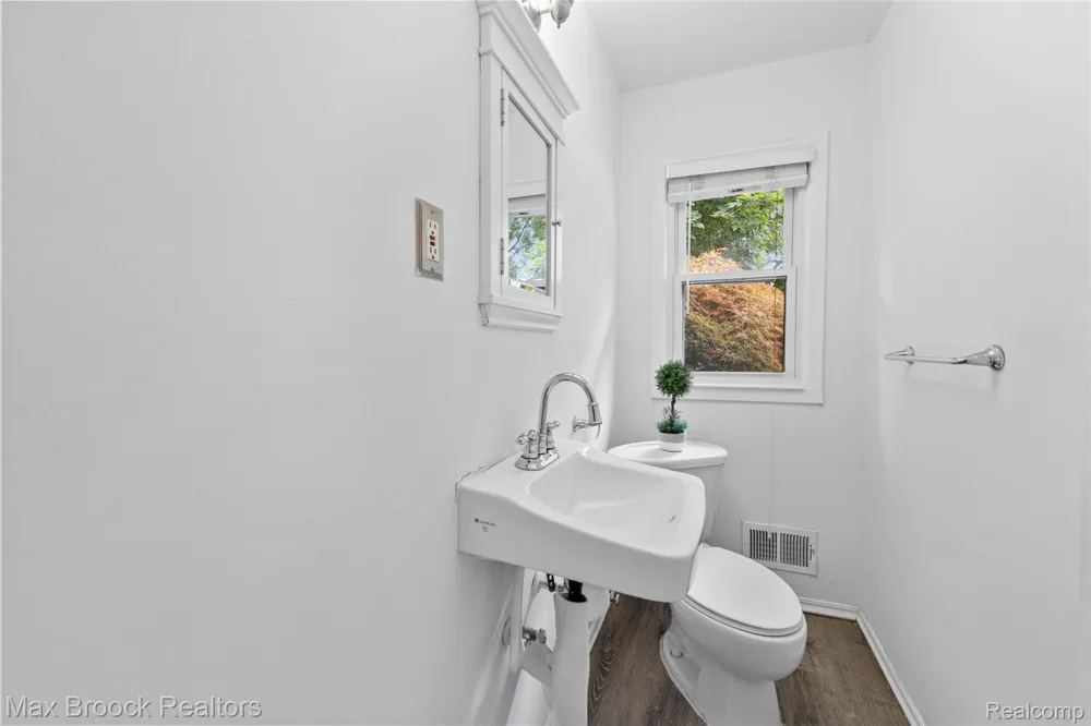 16031 Buckingham Avenue Beverly Hills Village, MI 48025