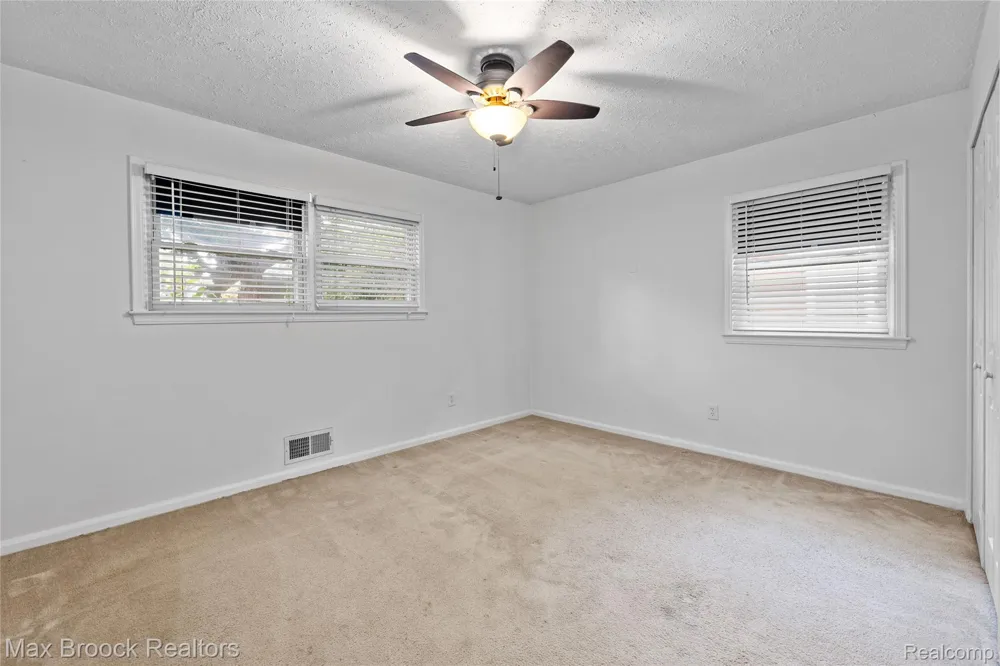 16031 Buckingham Avenue Beverly Hills Village, MI 48025