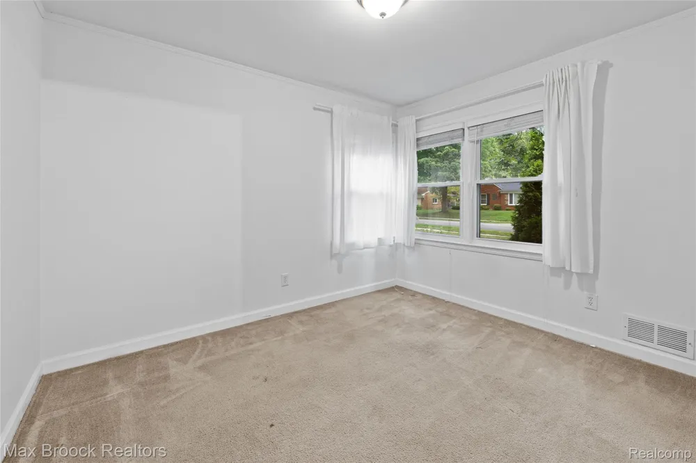 16031 Buckingham Avenue Beverly Hills Village, MI 48025