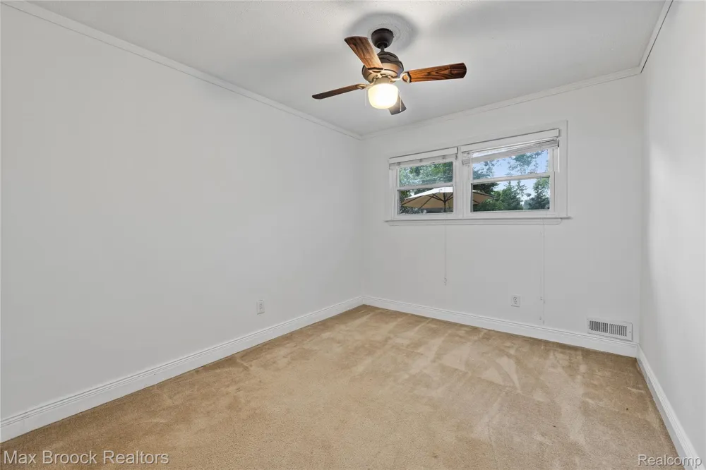 16031 Buckingham Avenue Beverly Hills Village, MI 48025