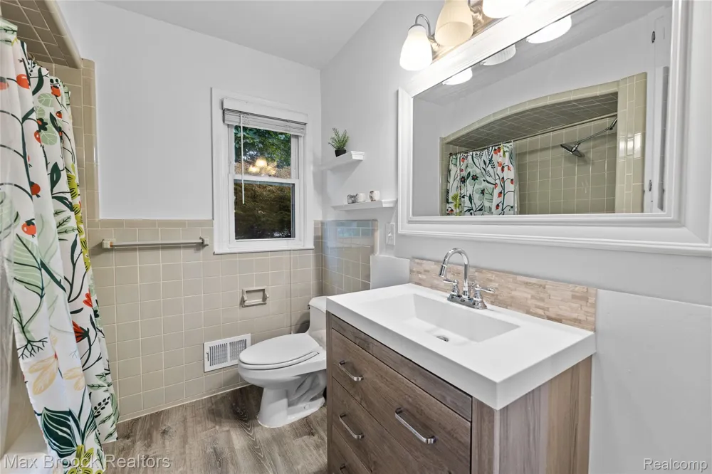16031 Buckingham Avenue Beverly Hills Village, MI 48025
