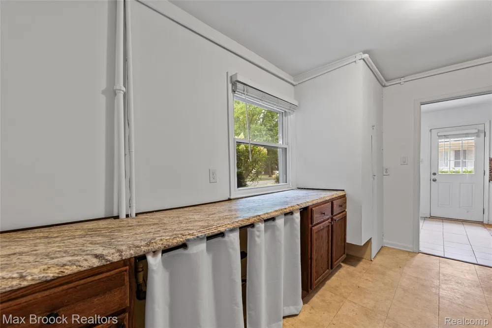 16031 Buckingham Avenue Beverly Hills Village, MI 48025