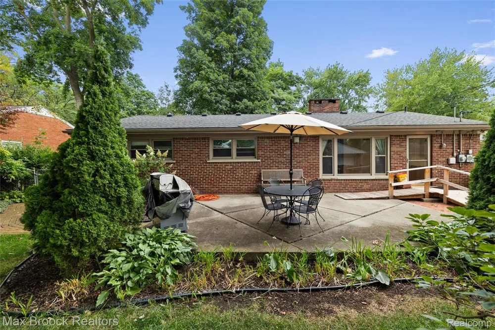 16031 Buckingham Avenue Beverly Hills Village, MI 48025