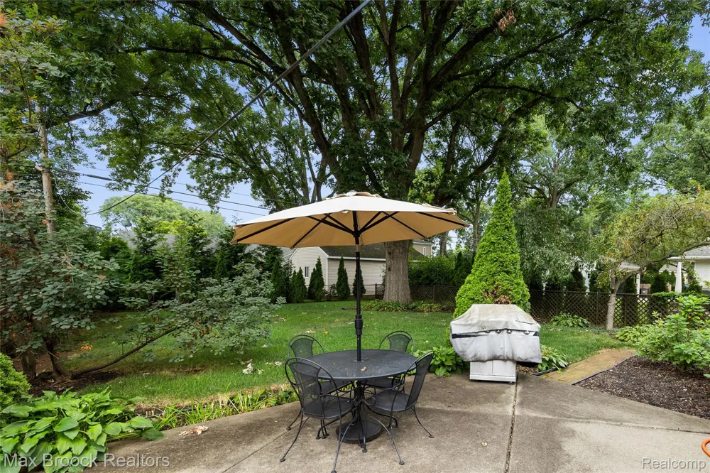 16031 Buckingham Avenue Beverly Hills Village, MI 48025