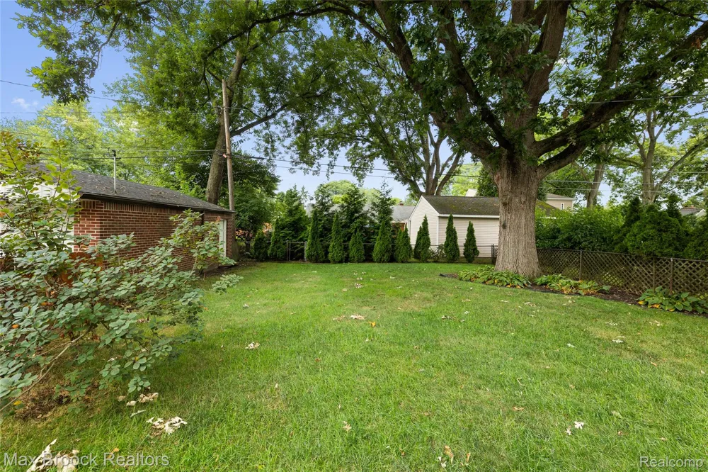 16031 Buckingham Avenue Beverly Hills Village, MI 48025