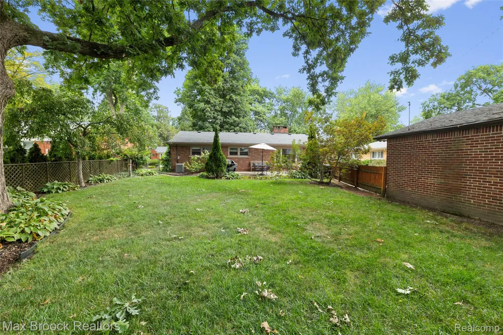 16031 Buckingham Avenue Beverly Hills Village, MI 48025