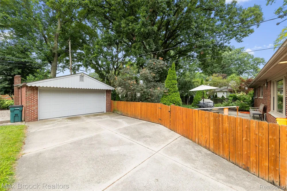 16031 Buckingham Avenue Beverly Hills Village, MI 48025