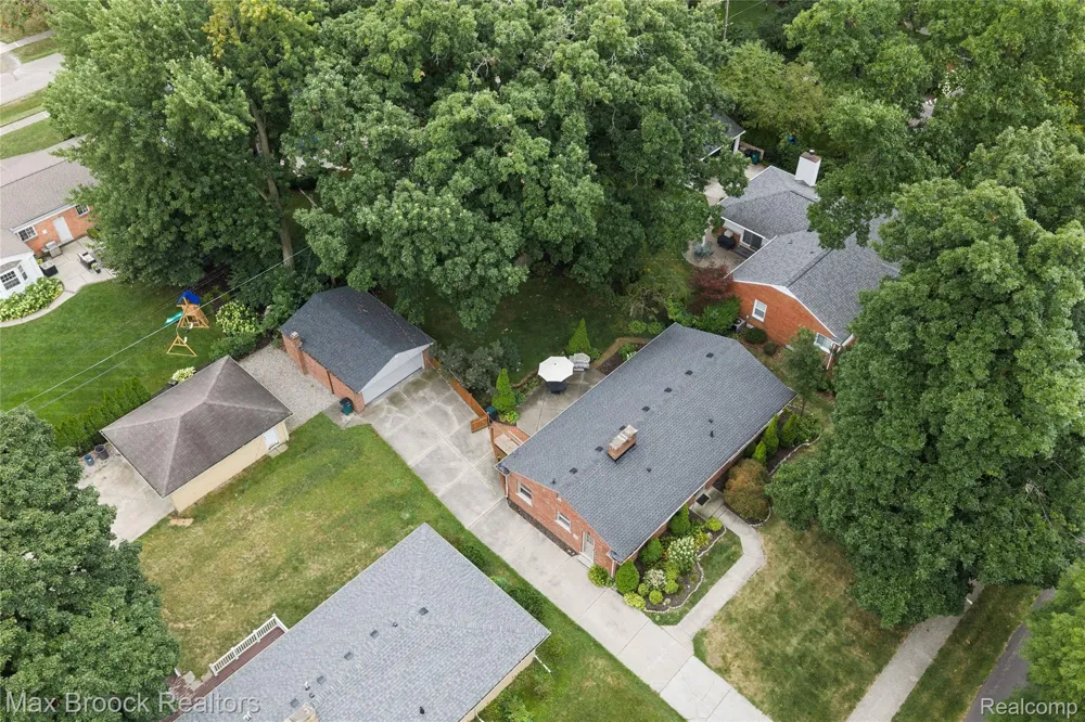 16031 Buckingham Avenue Beverly Hills Village, MI 48025