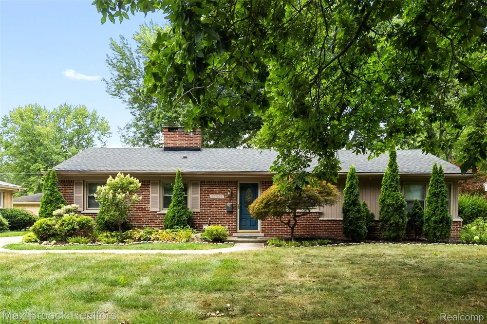 16031 Buckingham Avenue Beverly Hills Village, MI 48025