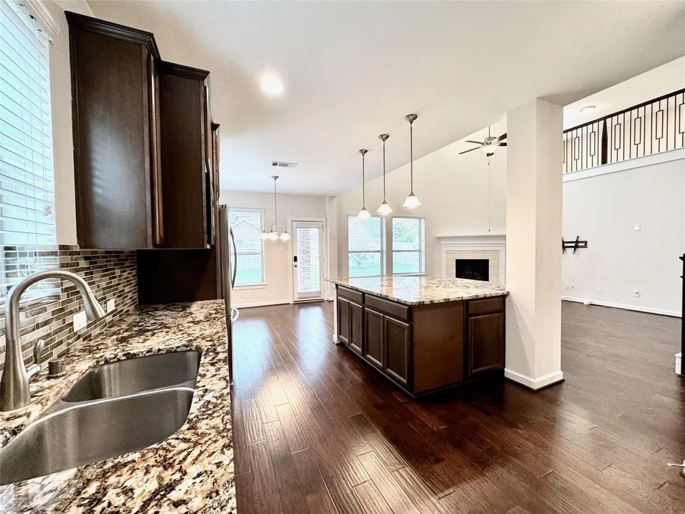 2514 Deerwood Heights Lane Manvel, TX 77578