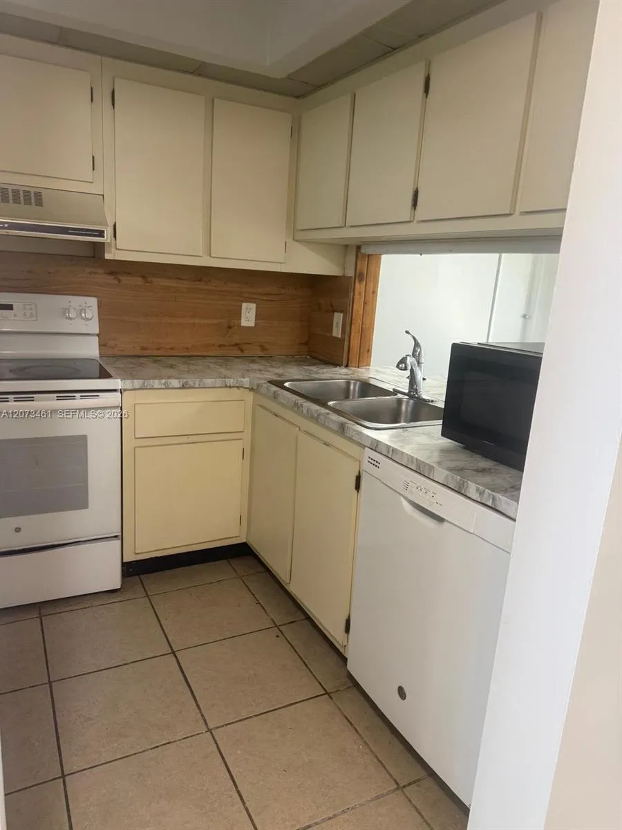 109 Lake Emerald Dr #102 Oakland Park, FL 33309