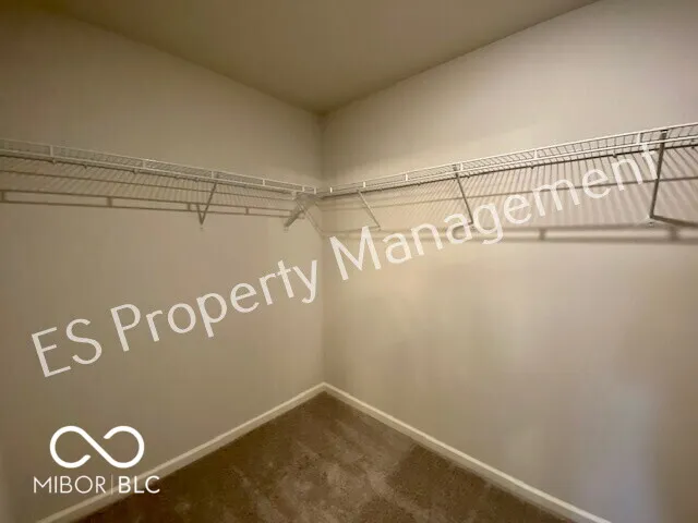2608 W Kings Canyon Drive Muncie, IN 47303