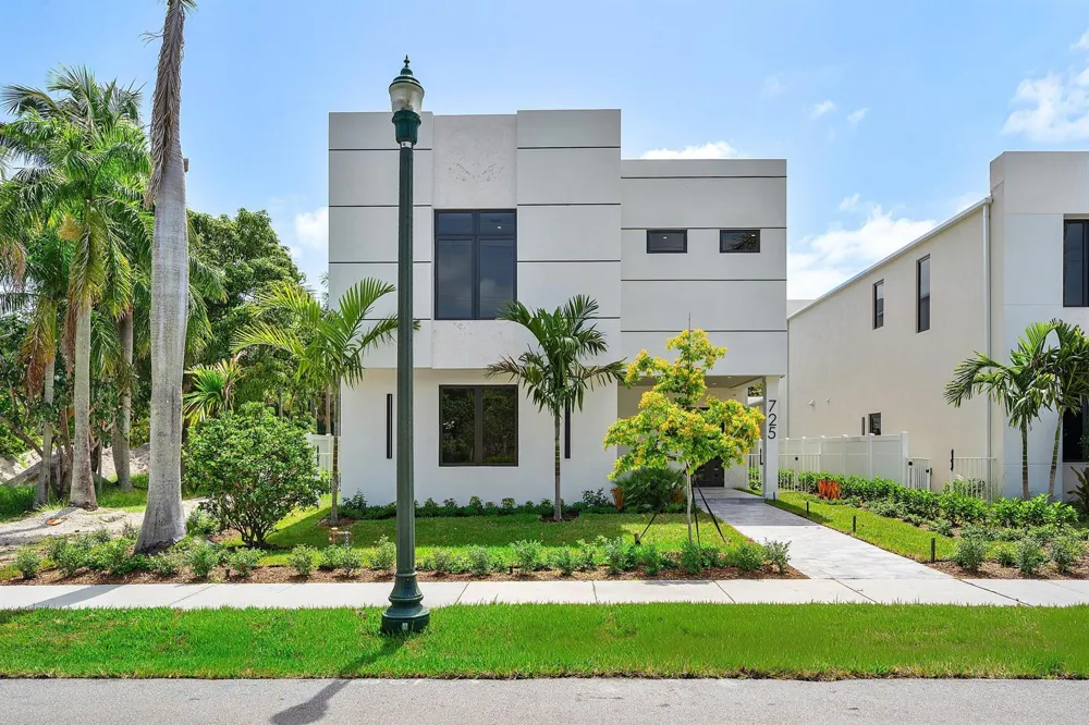 725 SE 4TH AVENUE Delray Beach, FL 33483
