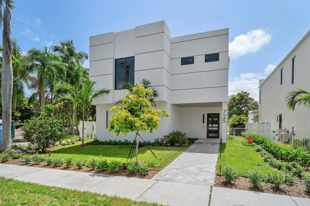 725 SE 4TH AVENUE Delray Beach, FL 33483